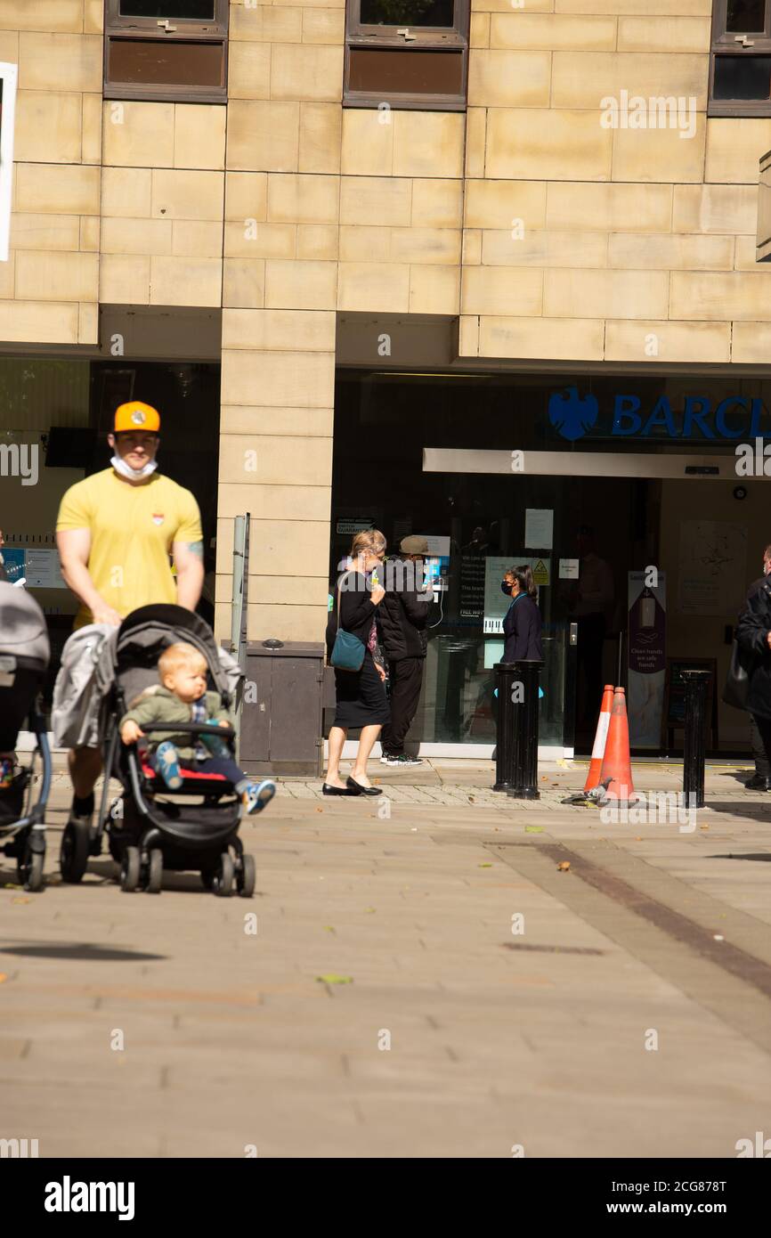 Bolton City Centre während der neuen Sperrregeln, Menschen tragen Gesichtsmasken in Bolton City Centre Stockfoto