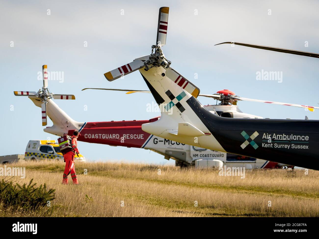 Such- und Rettungsdienste einschließlich Küstenwache und Luftambulanz Helikopter nehmen an einem Zwischenfall an den hohen Klippen von Beachy Teil Kopf Stockfoto