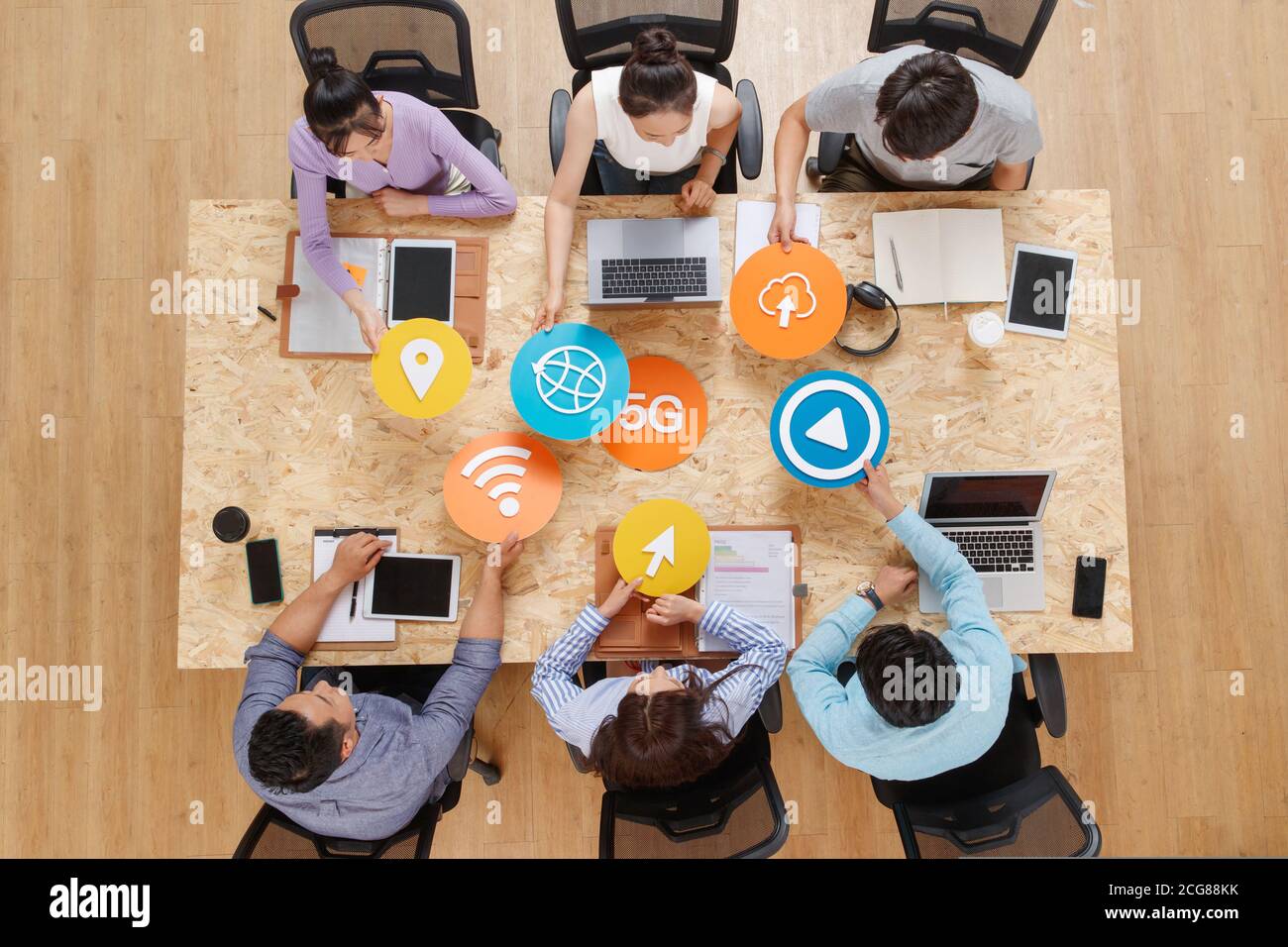 Büroangestellte von Angesicht zu Angesicht mit symbolischen SYMBOLEN Stockfoto