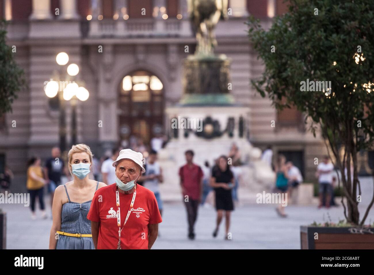 BELGRAD, SERBIEN - 26. AUGUST 2020: Alter älterer Mann trägt eine Atemmaske unter dem Kinn, während ein junges Mädchen auch eine Maske trägt, richtig, duri Stockfoto