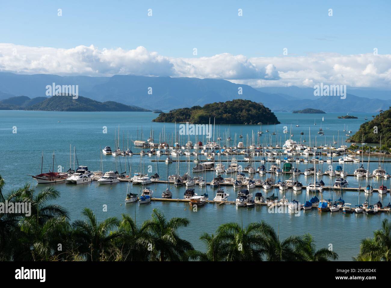 Boote liegen an einer Marina in Paraty, Süd-Brasilien Stockfoto