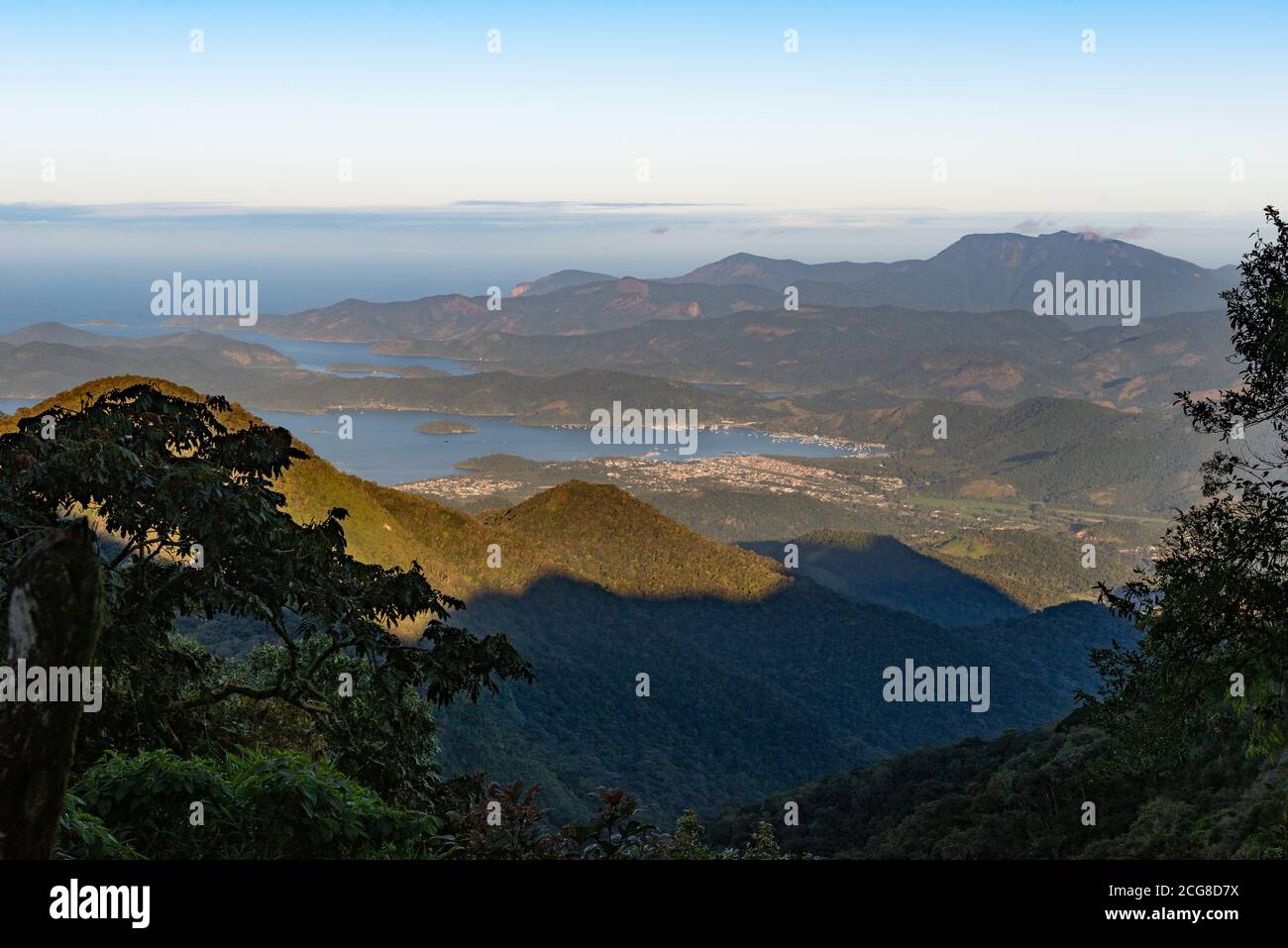 Blick auf die Stadt Paraty, Süd-Brasilien, von den Regenwald bedeckten Bergen Stockfoto