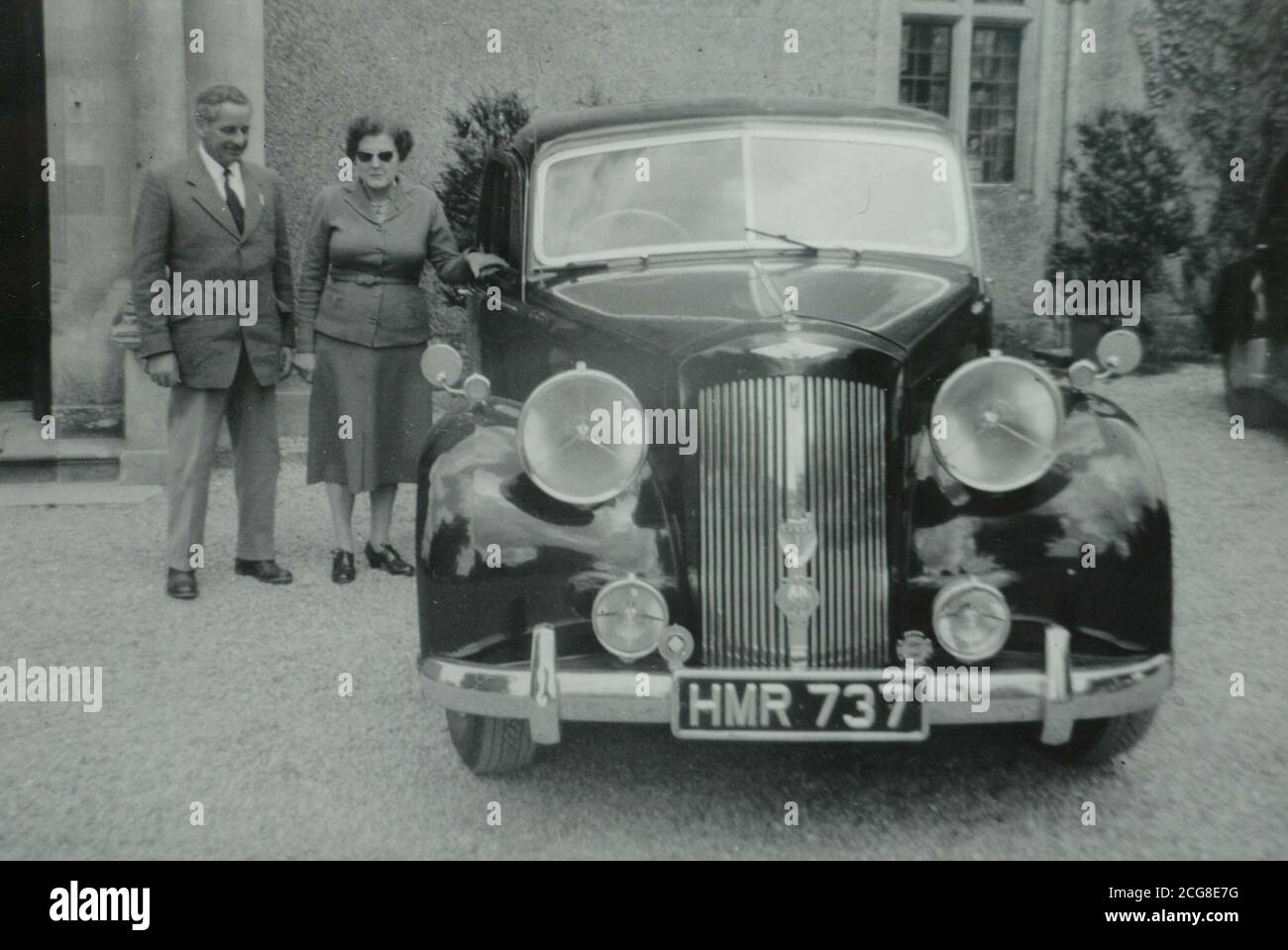 Sammeln Sie Foto um 1955, von Joseph und Sybil Atwell neben ihrer 1951 Austin Sheerline A125. Josephs Sohn Richard Atwell, 65, aus Calne, Wiltshire, hat die Austin Sheerline A125 zurückgekauft, nachdem ihr Vater sie vor fast vierzig Jahren verkauft hatte. Autobegeisterter und Museumskurator Richard Atwell hat das seltene britische Auto aufgespürt und war erstaunt, dass es nach dem Verkauf durch seinen Vater im Jahr 1965 noch unterwegs war. Stockfoto