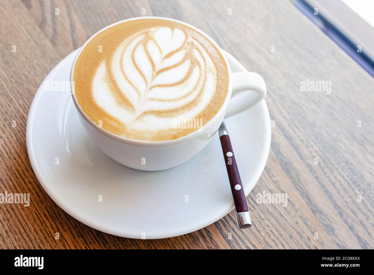 Nahaufnahme von frischem, heißem Cappuccino-Dressing mit Leave-Form Von Latte Art Nahaufnahme Stockfoto