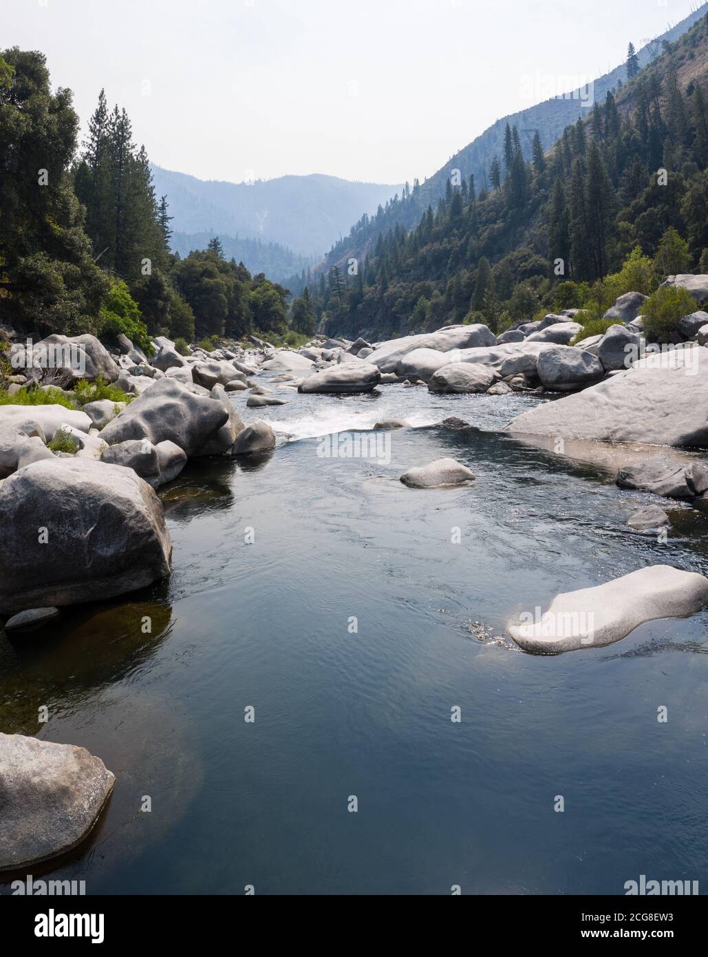 Der wunderschöne Feather River, ein Nebenfluss zum Sacramento River, fließt durch einen malerischen Canyon in den Sierra Nevada Bergen Nordkaliforniens. Stockfoto