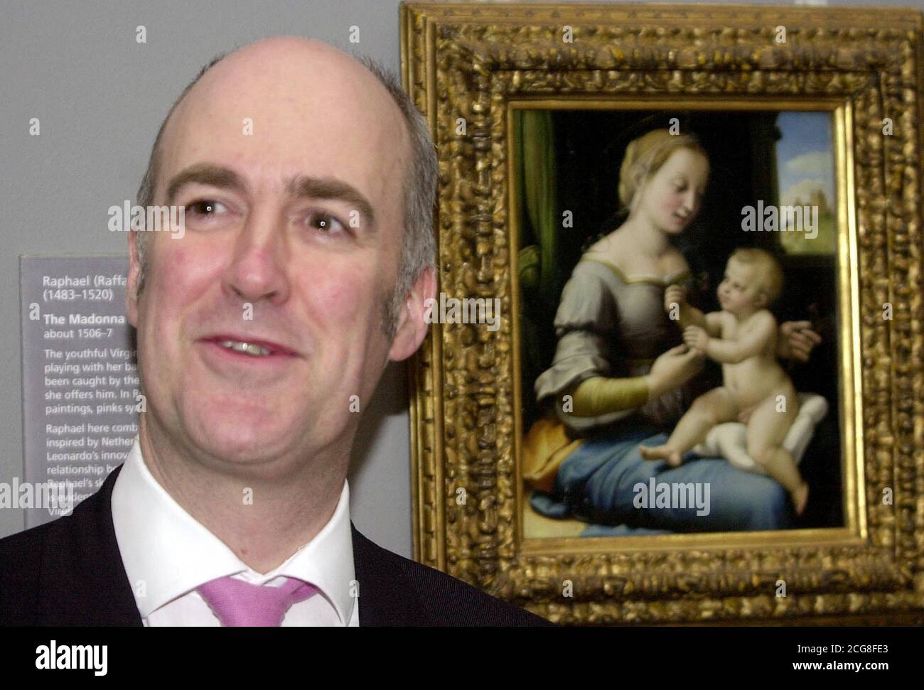 Raphaels "die Madonna der Pinks" wird vom Direktor der National Gallery Charles Saumarez Smith in London enthüllt, nachdem das Meisterwerk vom Herzog von Northumberland für 22 Millionen in die Galerie verkauft wurde, nachdem es eine lange Kampagne verfolgt hatte, um es in Großbritannien zu behalten. Das Museum hat sich für 18 Monate, um die winzige Raphael Gemälde zu behalten, da sein Besitzer, der Herzog von Northumberland, hatte vereinbart, das Werk an die J Paul Getty Museum in Los Angeles zu verkaufen, vor dem Department of Culture, Media & Sport verhängte ein Exportverbot für das Kunstwerk ins Ausland. Stockfoto