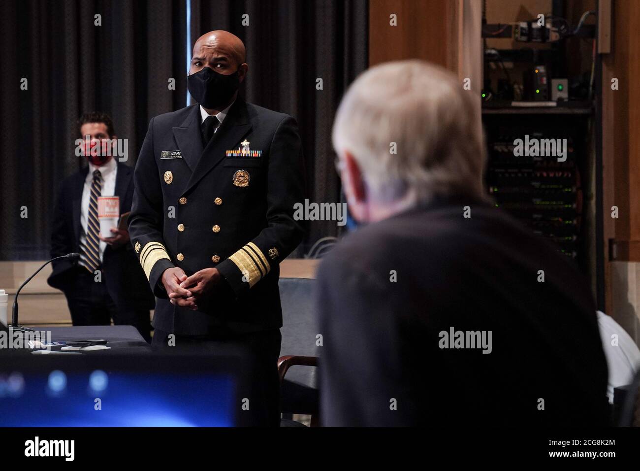 Vice Admiral (VADM) Jerome M. Adams, M.D., M.P.H., United States Surgeon General spricht mit Dr. Francis Collins, Direktor des National Institutes of Health (NIH), als sie am Mittwoch, den 9. September, zu einer Anhörung des US-Senats für Gesundheit, Bildung, Arbeit und Altersversorgung eintreffen. 2020 um Impfstoffe und den Schutz der öffentlichen Gesundheit während der Coronavirus-Pandemie zu diskutieren.Quelle: Greg Nash/Pool via CNP Stockfoto