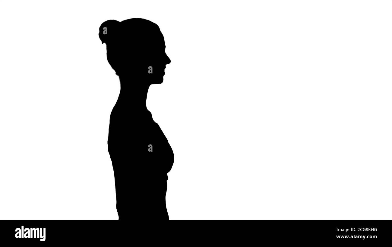 Silhouette attraktive Frau in Sportartikel zu Fuß lächelnd. Stockfoto