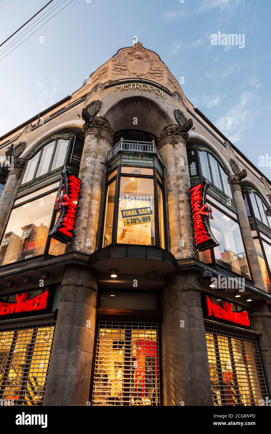 Kopenhagen, Dänemark - 26. August 2019: Newyorker Mode Bekleidungsgeschäft befindet sich im Art Deco Metropol Gebäude an der Stroget Straße in Kopenhagen, Dem Stockfoto