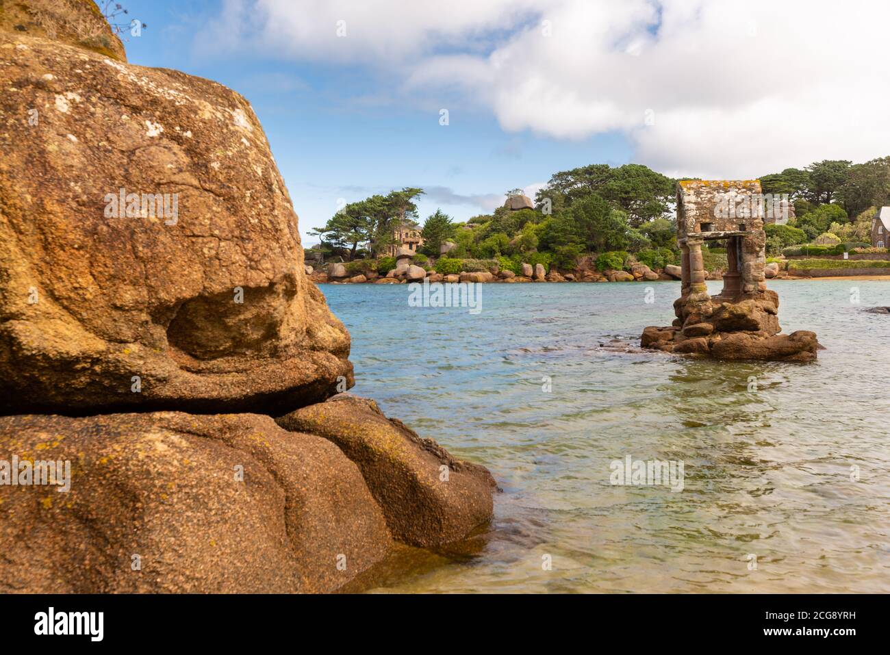 Saint Guirec Bay Beach. Rosa Granitküste, Perros Guirec, Bretagne, Frankreich. Stockfoto