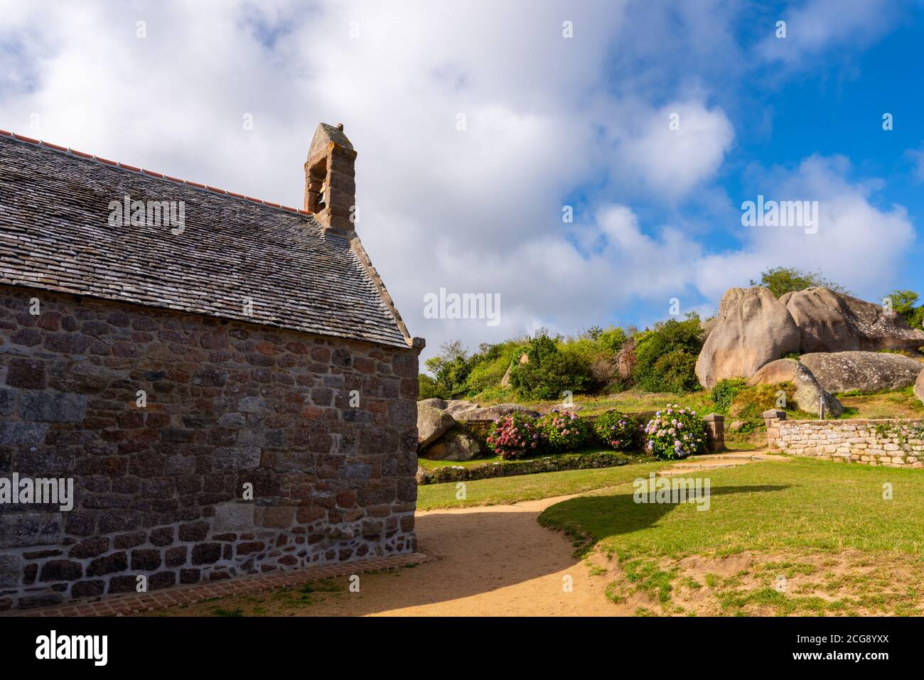 Kleine Steinkirche von Ploumanac'h in Perros Guirec. Rosa Granitküste, Perros Guirec, Bretagne, Frankreich. Stockfoto