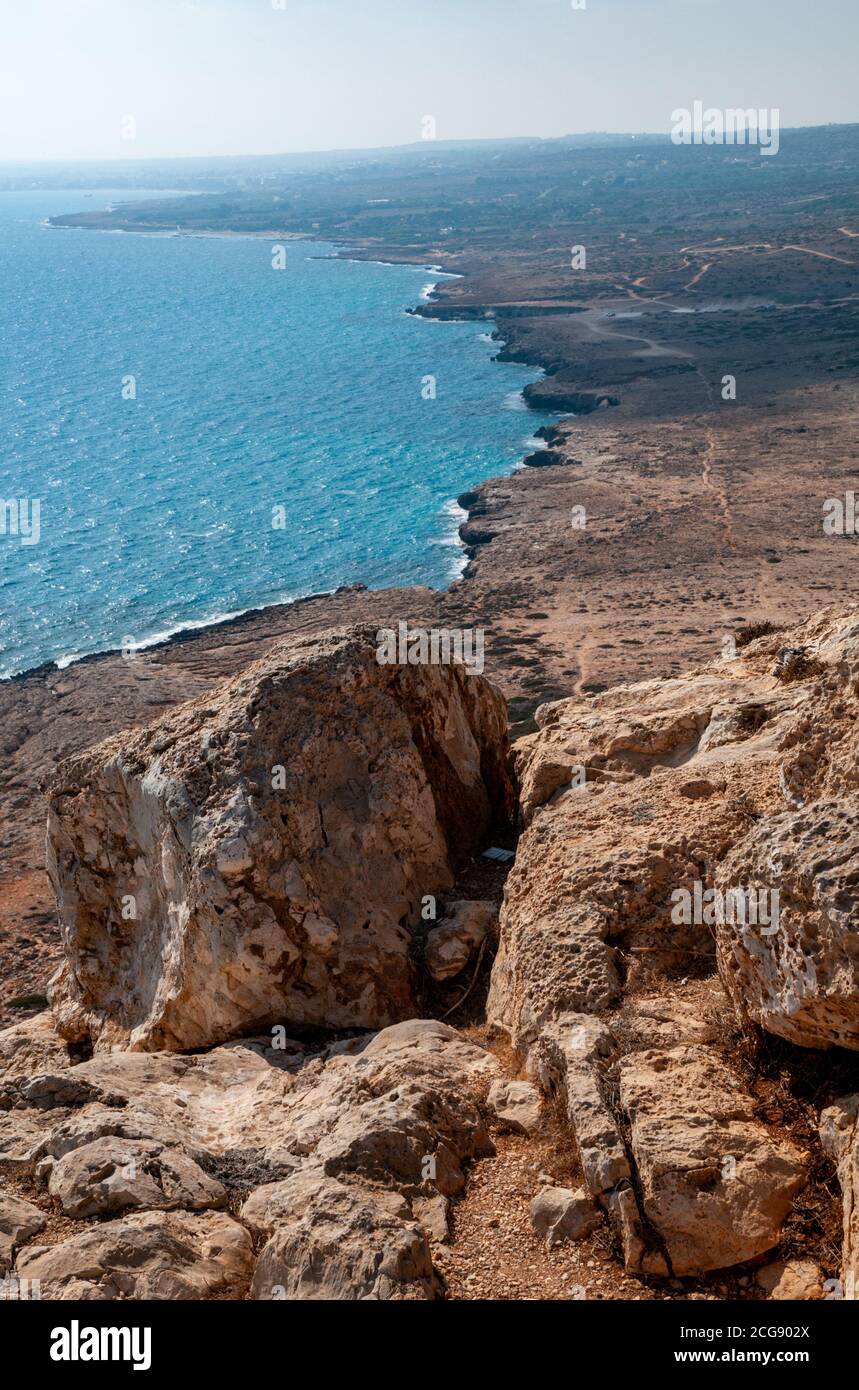 Blick nach Westen über die karge, felsige Küste und Meer von Cape Greco im Südosten Zyperns. Stockfoto