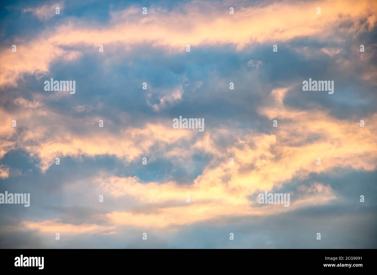 Wunderschöne Wolkenlandschaft mit Sonnenstrahl helle Farbe blau und rot Stockfoto