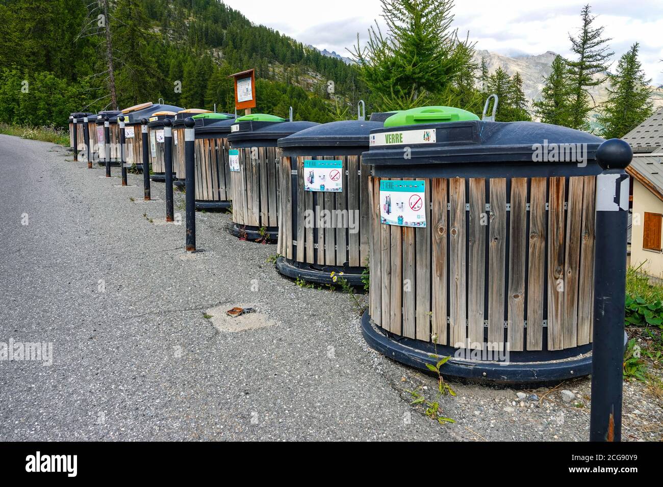 Lange Reihe von Arge Recycling-Behälter an der Seite der Straße, Frankreich Stockfoto