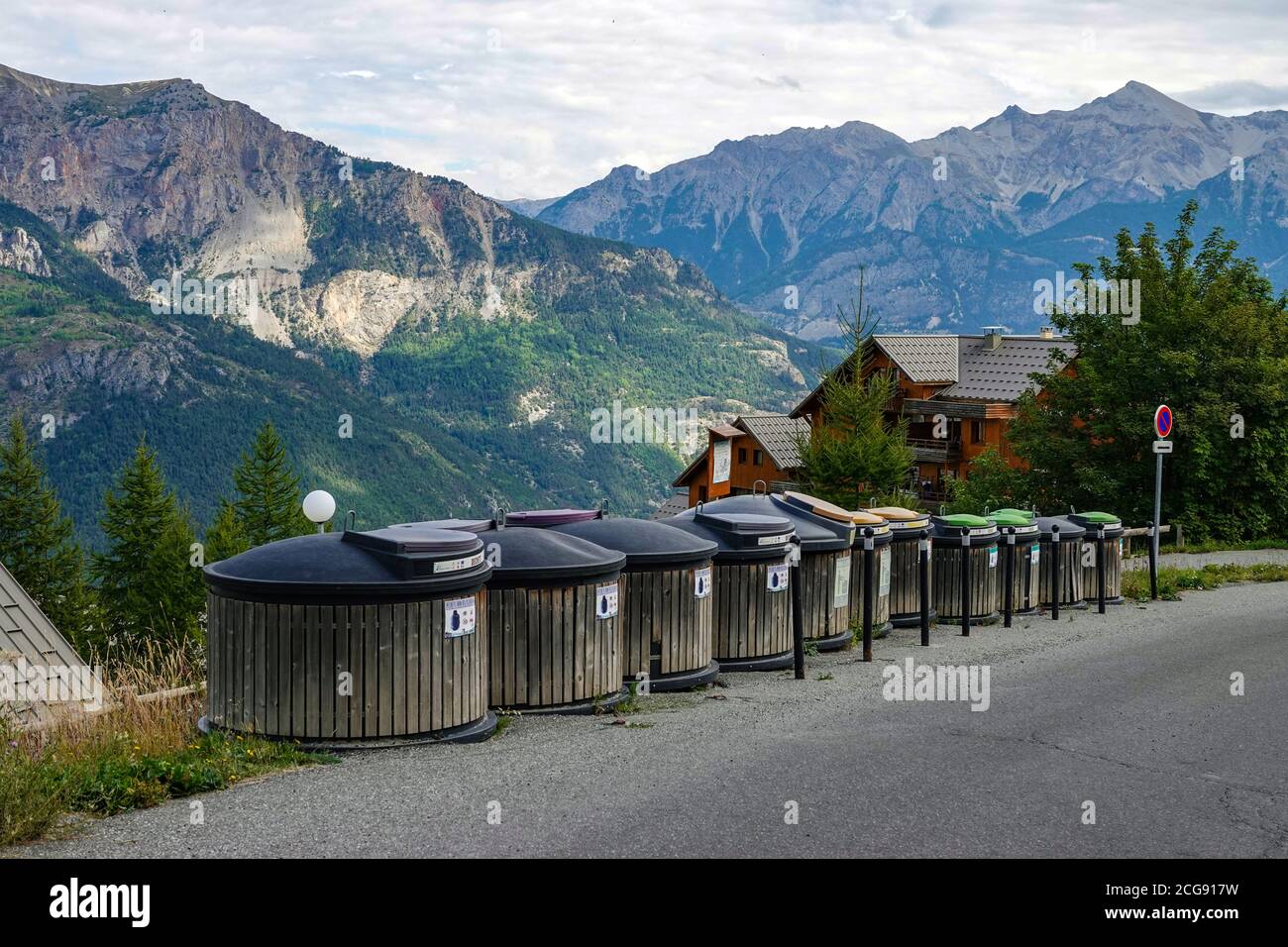 Lange Reihe von Arge Recycling-Behälter an der Seite der Straße, Frankreich Stockfoto