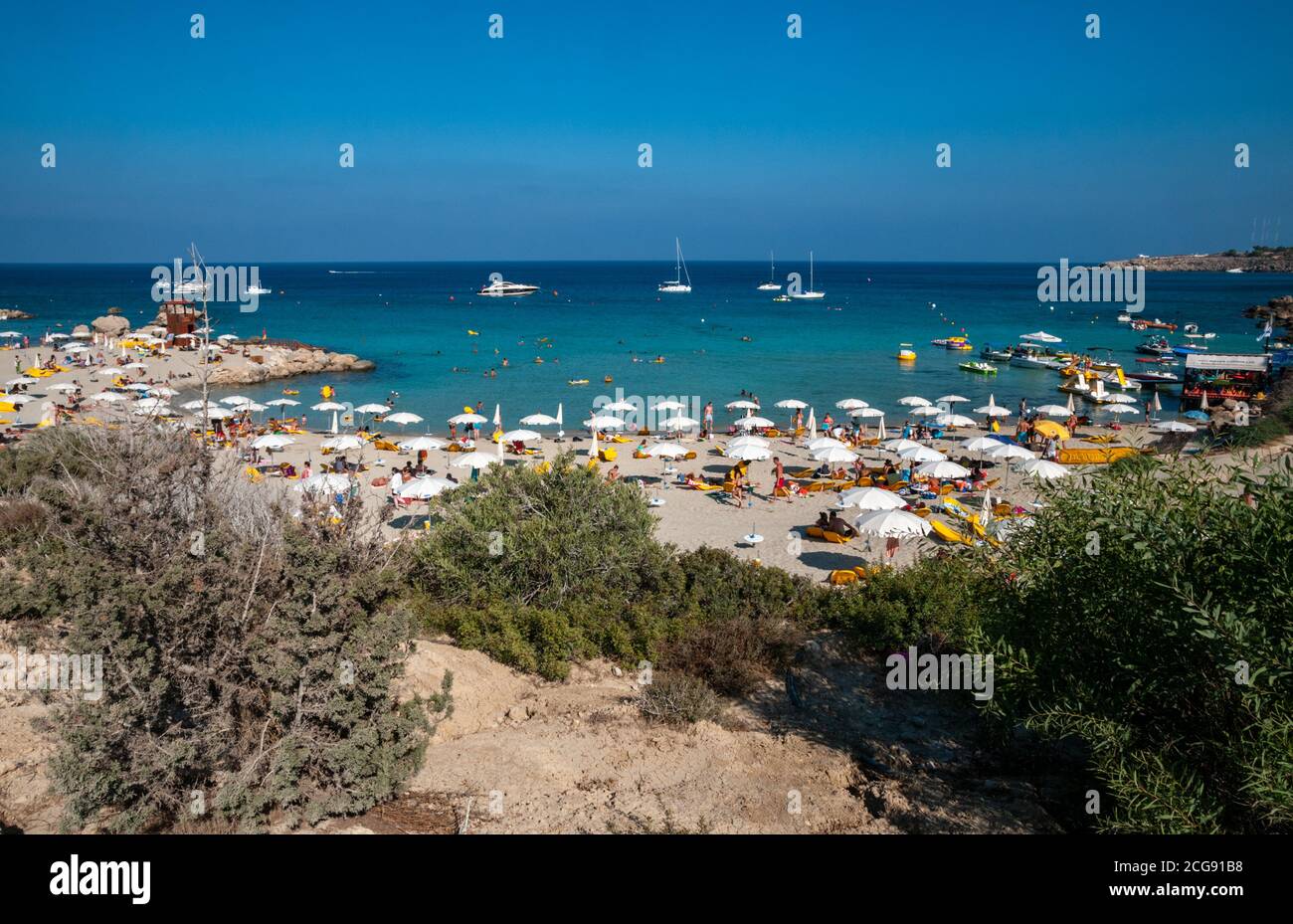 Blick über die Bucht von Konnos und den Strand von Konnos in Ayia Napa auf Zypern. Stockfoto