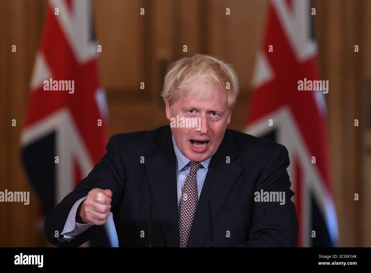 Premierminister Boris Johnson während einer virtuellen Pressekonferenz in der Downing Street, London, nach der Ankündigung, dass die gesetzliche Grenze für gesellschaftliche Zusammenkünfte von 30 auf sechs Personen reduziert werden soll. Die Gesetzesänderung in England wird am Montag in Kraft treten, da die Regierung versucht, den Anstieg der Coronavirus-Fälle einzudämmen. Stockfoto