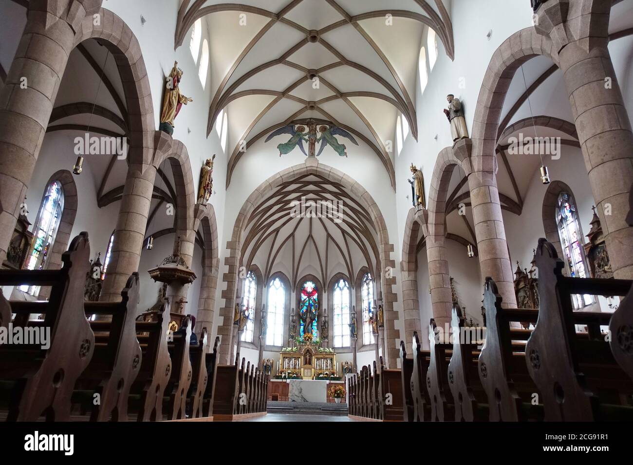 neue Pfarrkirche St. Maria Himmelfahrt - Innenansicht, Schenna, Südtirol, Italien Stockfoto