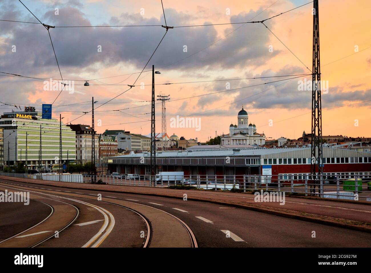 Schöner Himmel über Helsinki, Finnland kurz vor Sonnenaufgang im Herbst. Stockfoto