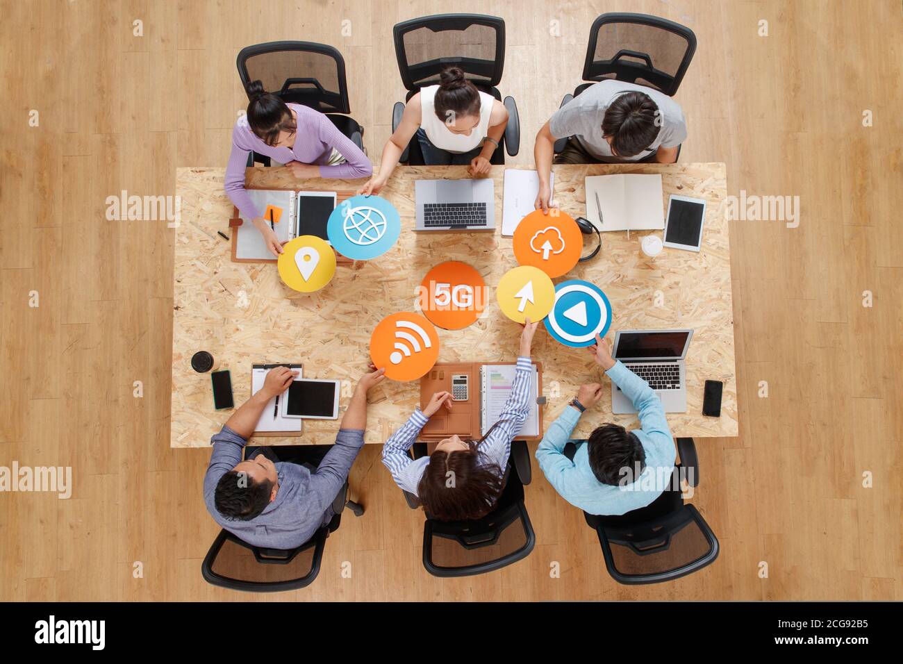 Büroangestellte von Angesicht zu Angesicht mit symbolischen SYMBOLEN Stockfoto