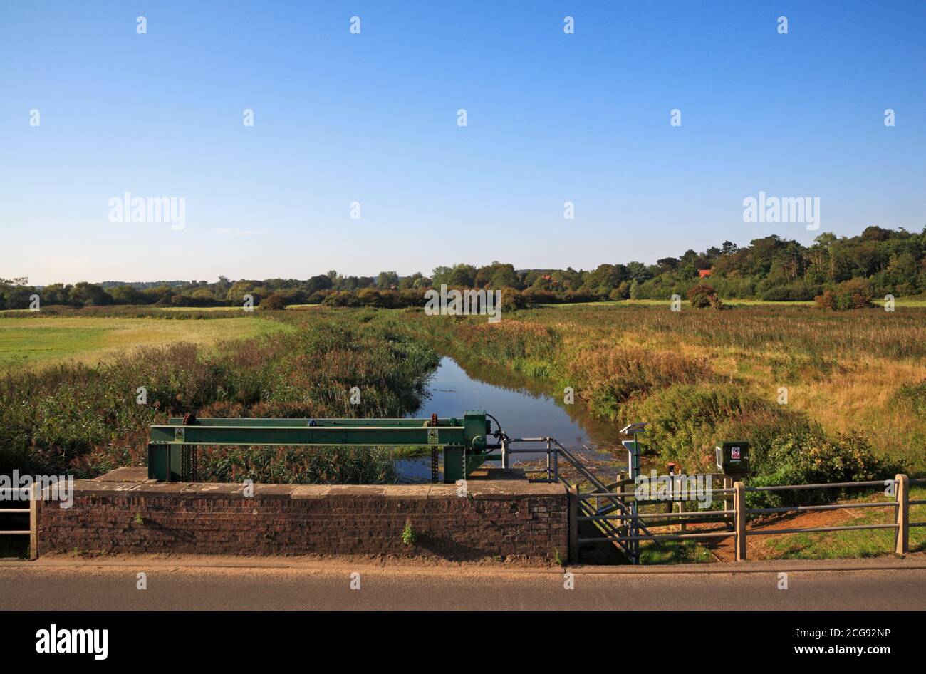 Ein Blick auf den Fluss Glaven stromaufwärts der Schleuse und der Flutkontrolle auf der Küstenstraße A149 bei Cley am Meer, Norfolk, England, Großbritannien. Stockfoto