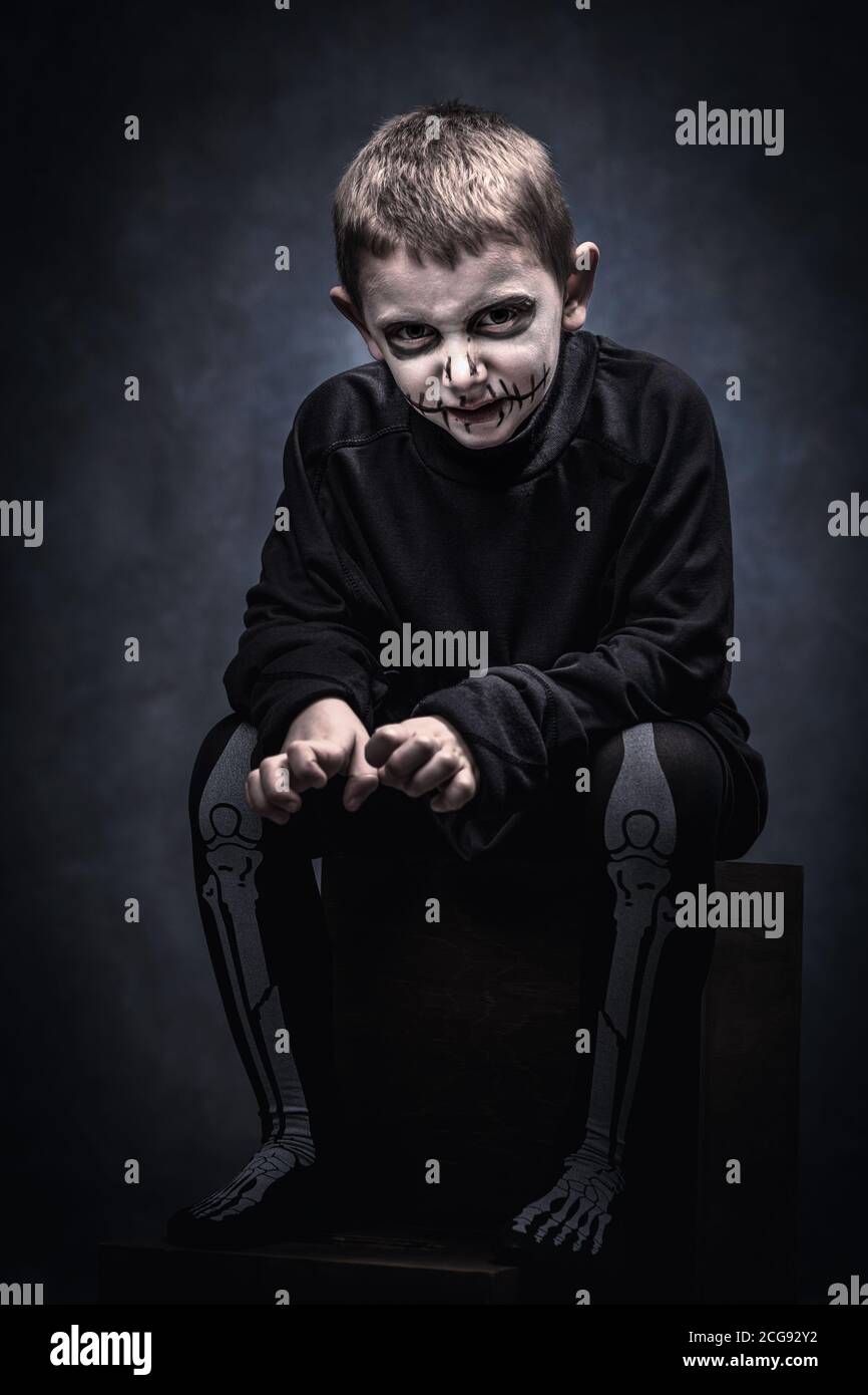 Kind verkleidet als Skelett für halloween-Event, Studio erschossen. Stockfoto