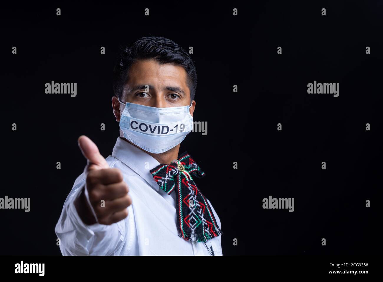Mexikanische Mariachi trägt Gesichtsmaske wegen Coronavirus Pandemie Stockfoto