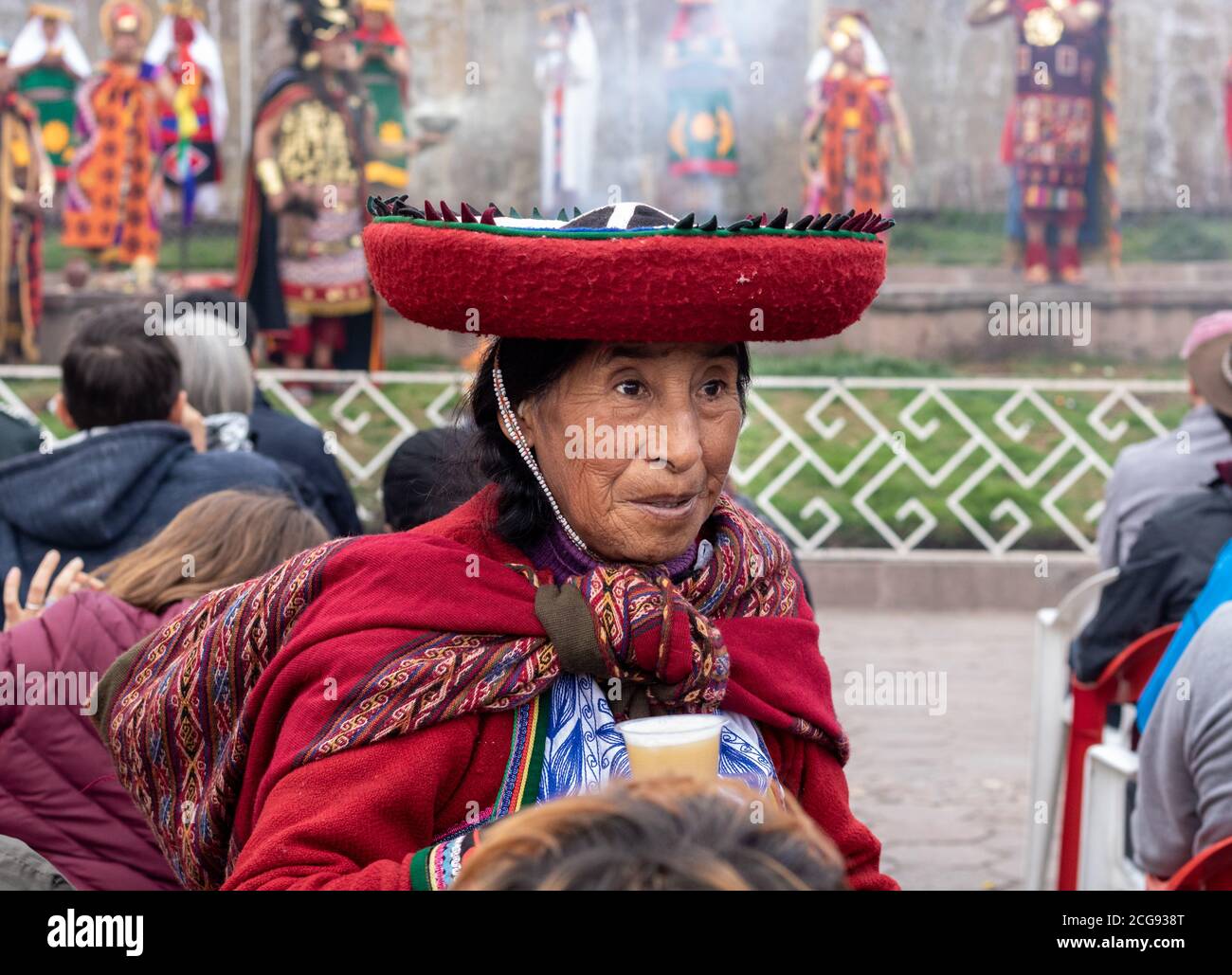 Peruaner tragen typische einheimische Kleidung auf den Straßen der Historische Stadtzentren von Cusco in Peru Stockfoto