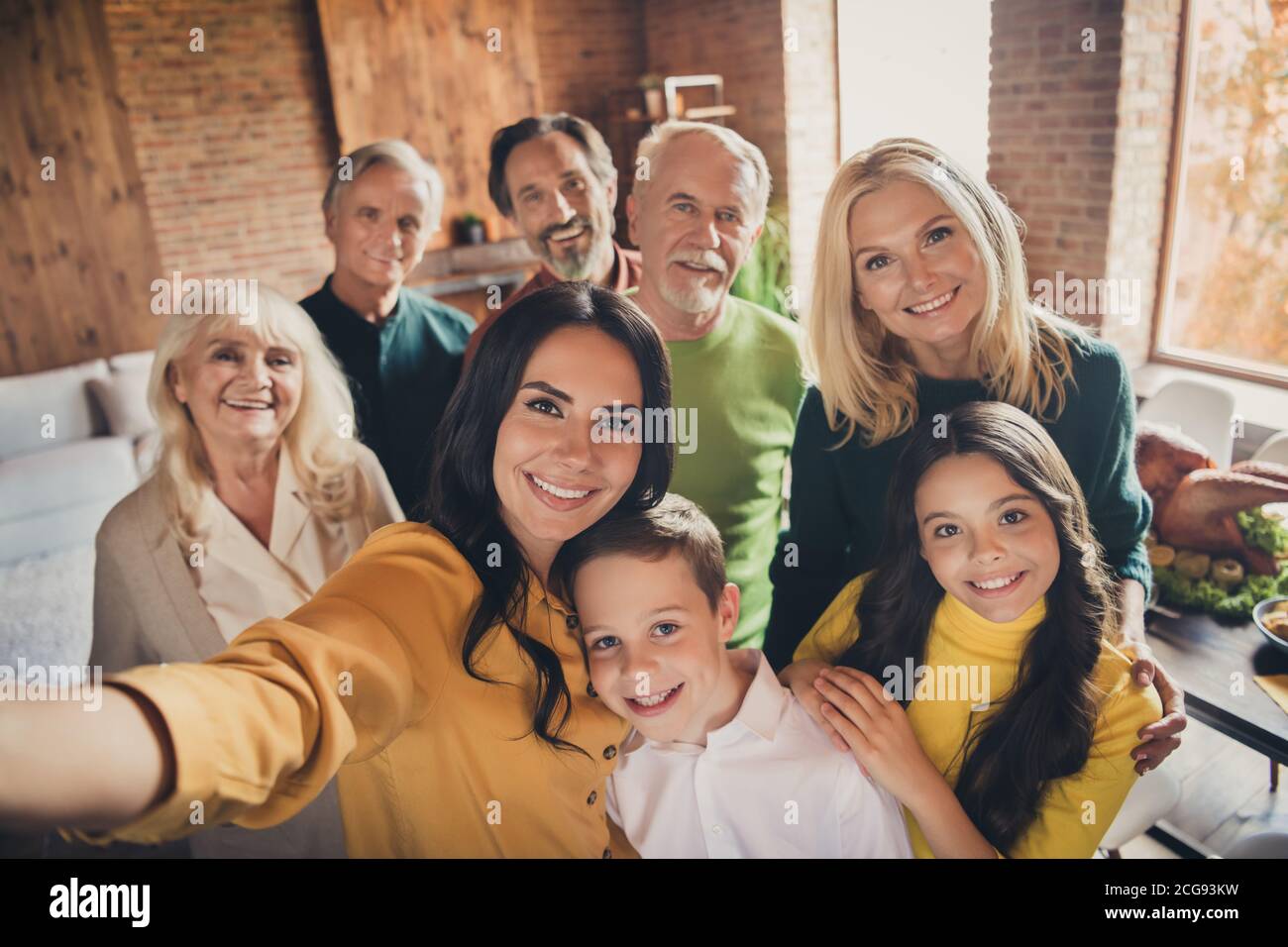 Nahaufnahme Portrait Foto von einer großen Familie, die acht Personen versammelt Machen Selfie Kuscheln Umarmung warten Beten Gott sei Dank Gutes haben Herbstzeit machen Wunsch Stockfoto