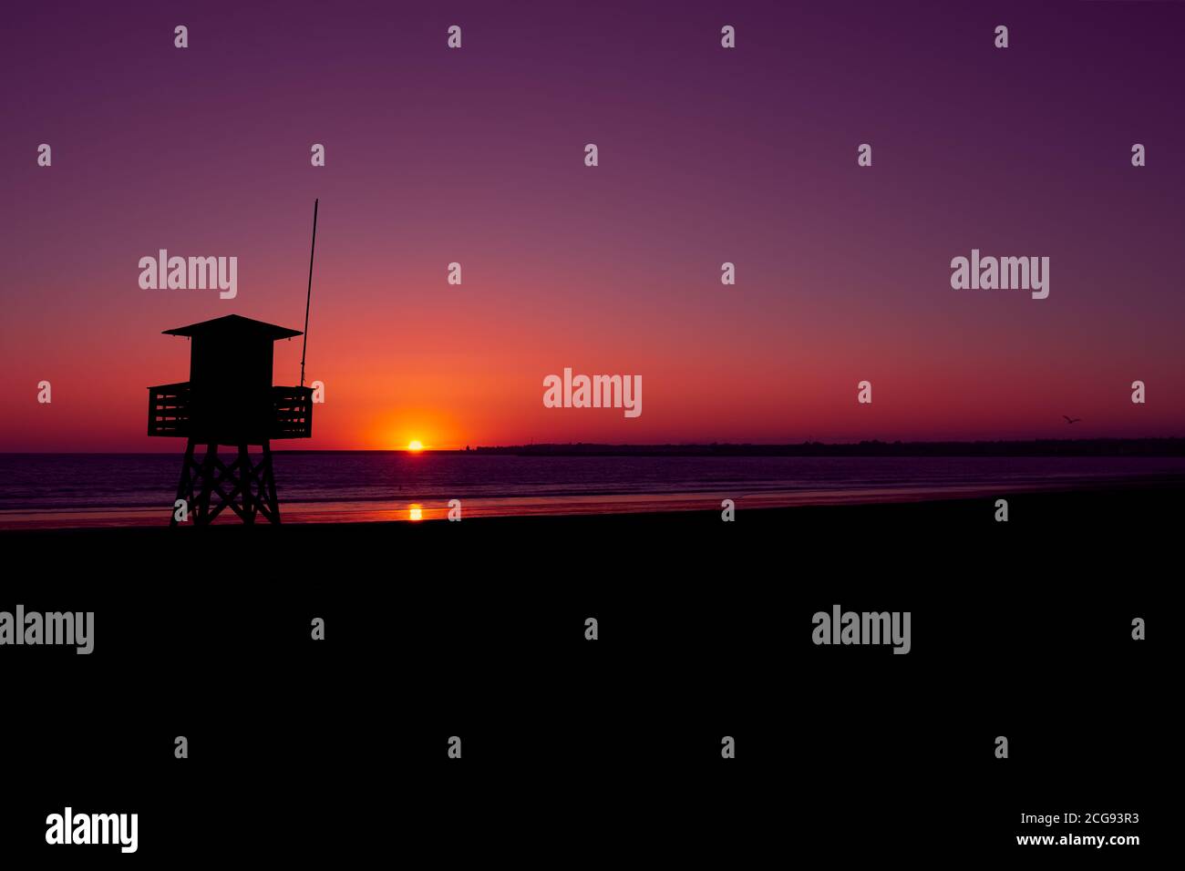 Silhouette eines Strandwachturms vor dem Sonnenuntergang Stockfoto