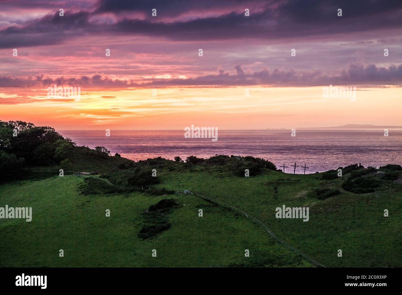 Ein atemberaubender Sonnenuntergang über dem Bristol Channel, aufgenommen vom South West Coast Path in der Nähe von Lynmouth, England, Großbritannien Stockfoto