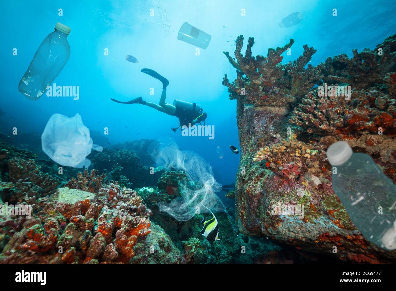 Junger Mann Taucher, Konzept des globalen Problems mit Plastikmüll schwimmt in den Ozeanen. Stockfoto