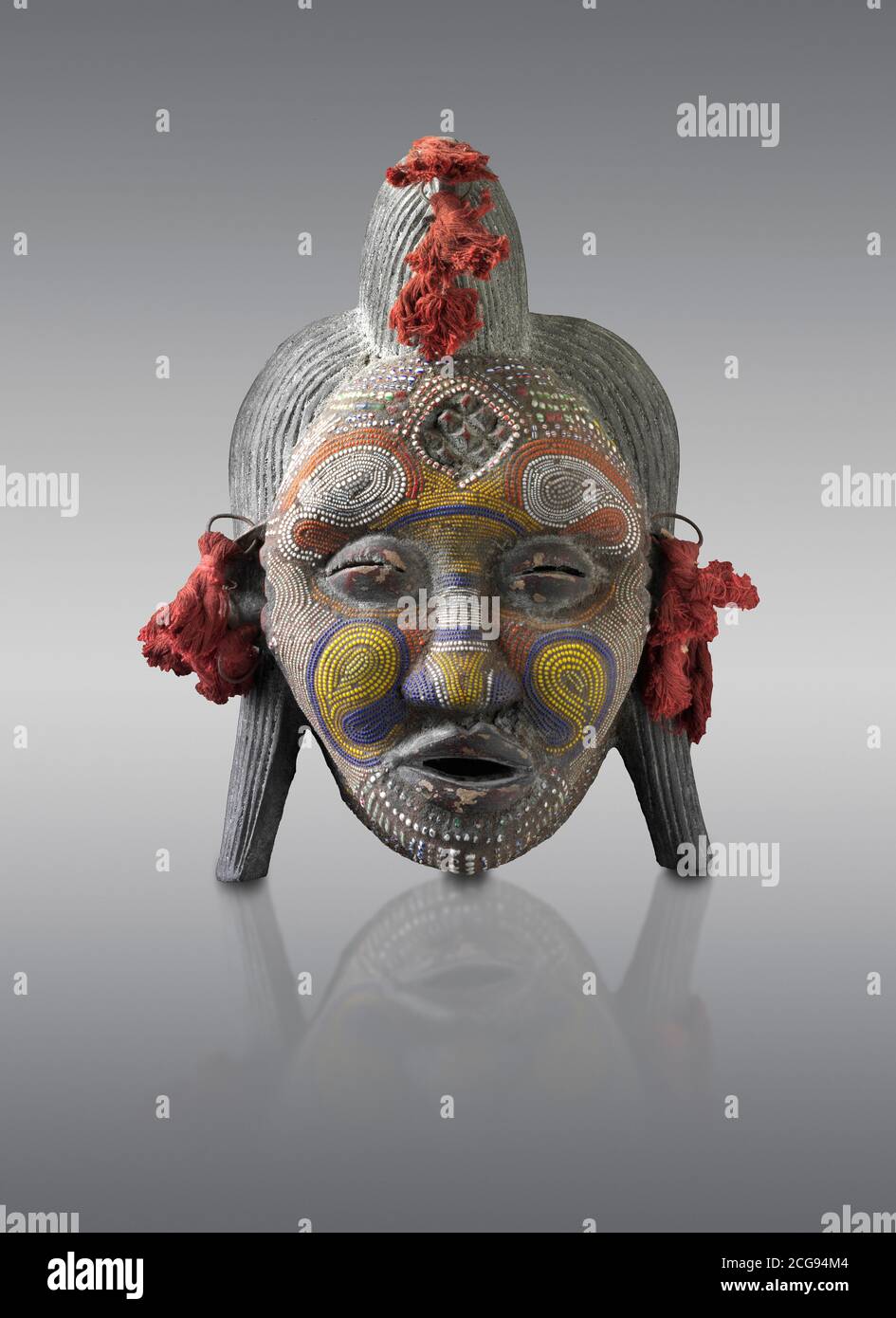 Afrikanische Tribal zeremonielle Gesichtsmaske, traditionelle hölzerne Stammesmaske. Stockfoto