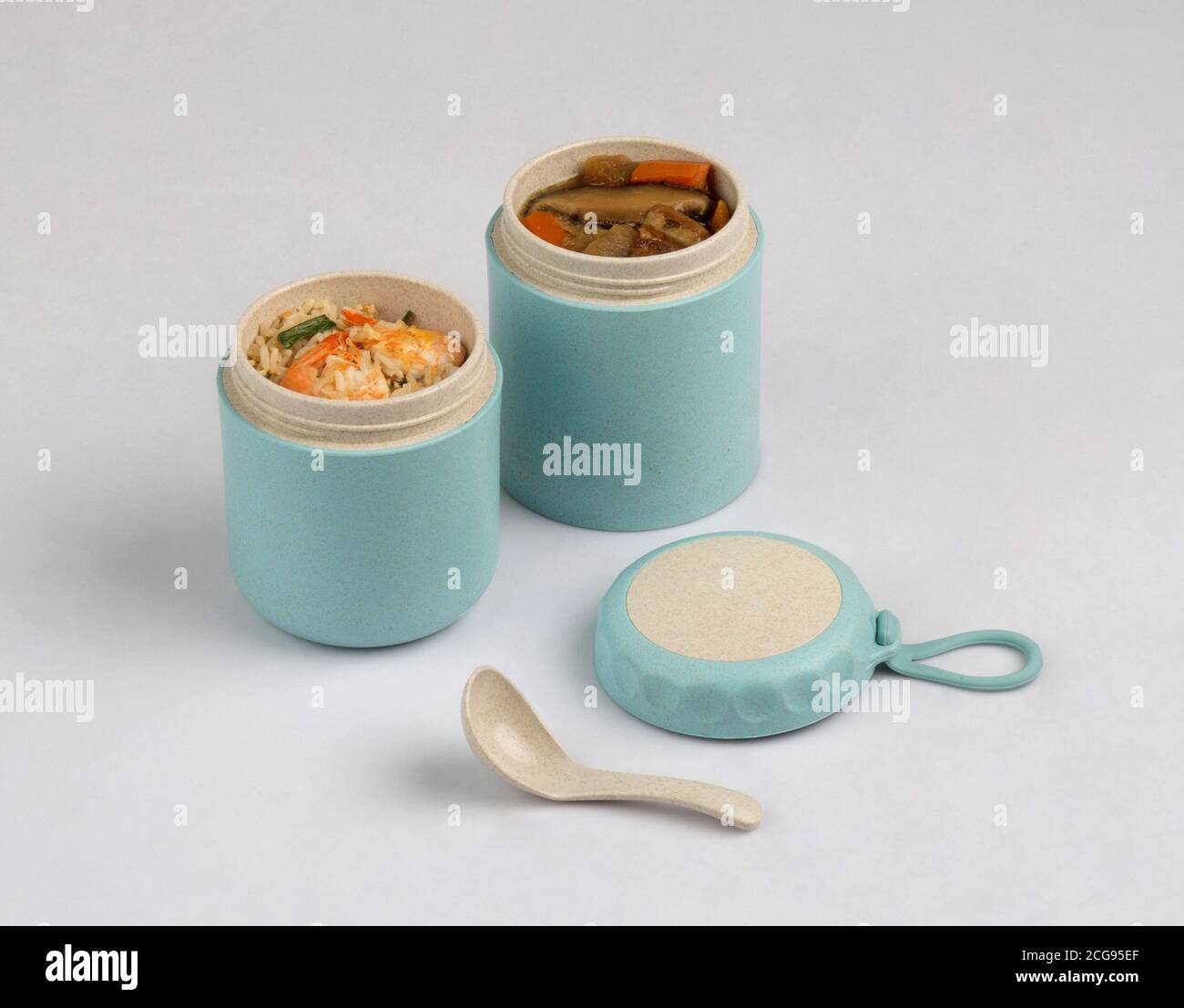 Geöffnete Tiffin Box Carrier mit Suppe und Garnelen gebratenen Reis Isoliert auf weißem Hintergrund Stockfoto