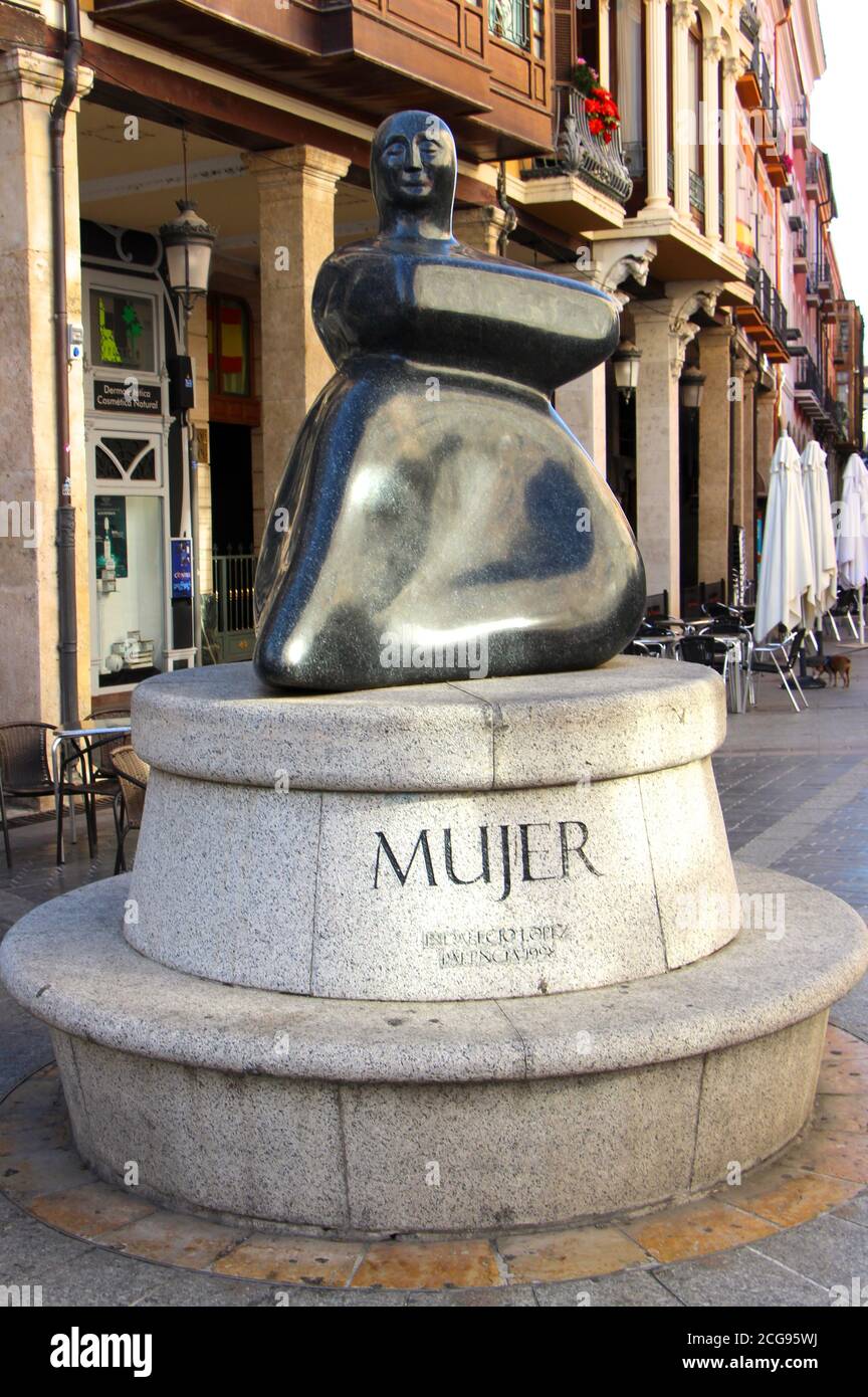 Skulptur Mujer Frau auch als La Gorda oder Fett bekannt Frau von Indalecio López Castrillo im Stadtzentrum von Palencia Kastilien Und Leon Spanien Stockfoto