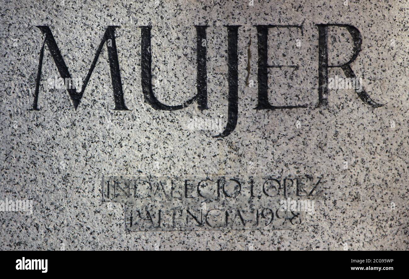 Name Plaque Skulptur Mujer Frau auch als La Gorda bekannt Oder Fat Woman von Indalecio López Castrillo in der Stadt Palencia Centre Kastilien und Leon Spanien Stockfoto
