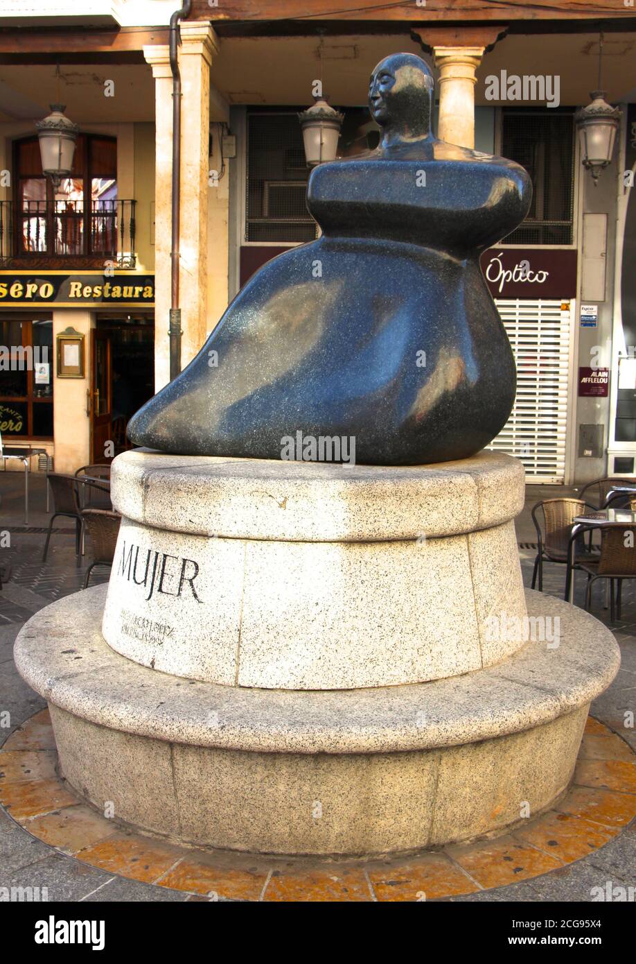 Skulptur Mujer Frau auch als La Gorda oder Fett bekannt Frau von Indalecio López Castrillo im Stadtzentrum von Palencia Kastilien Und Leon Spanien Stockfoto