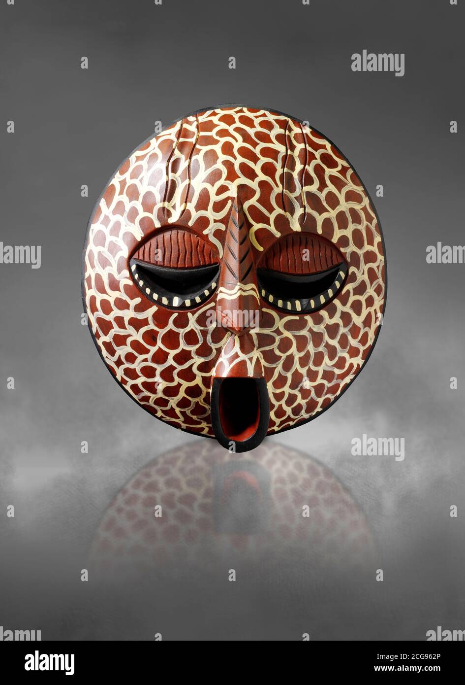 Afrikanische Tribal zeremonielle Löwenmaske, traditionelle hölzerne Stammesmaske. Stockfoto