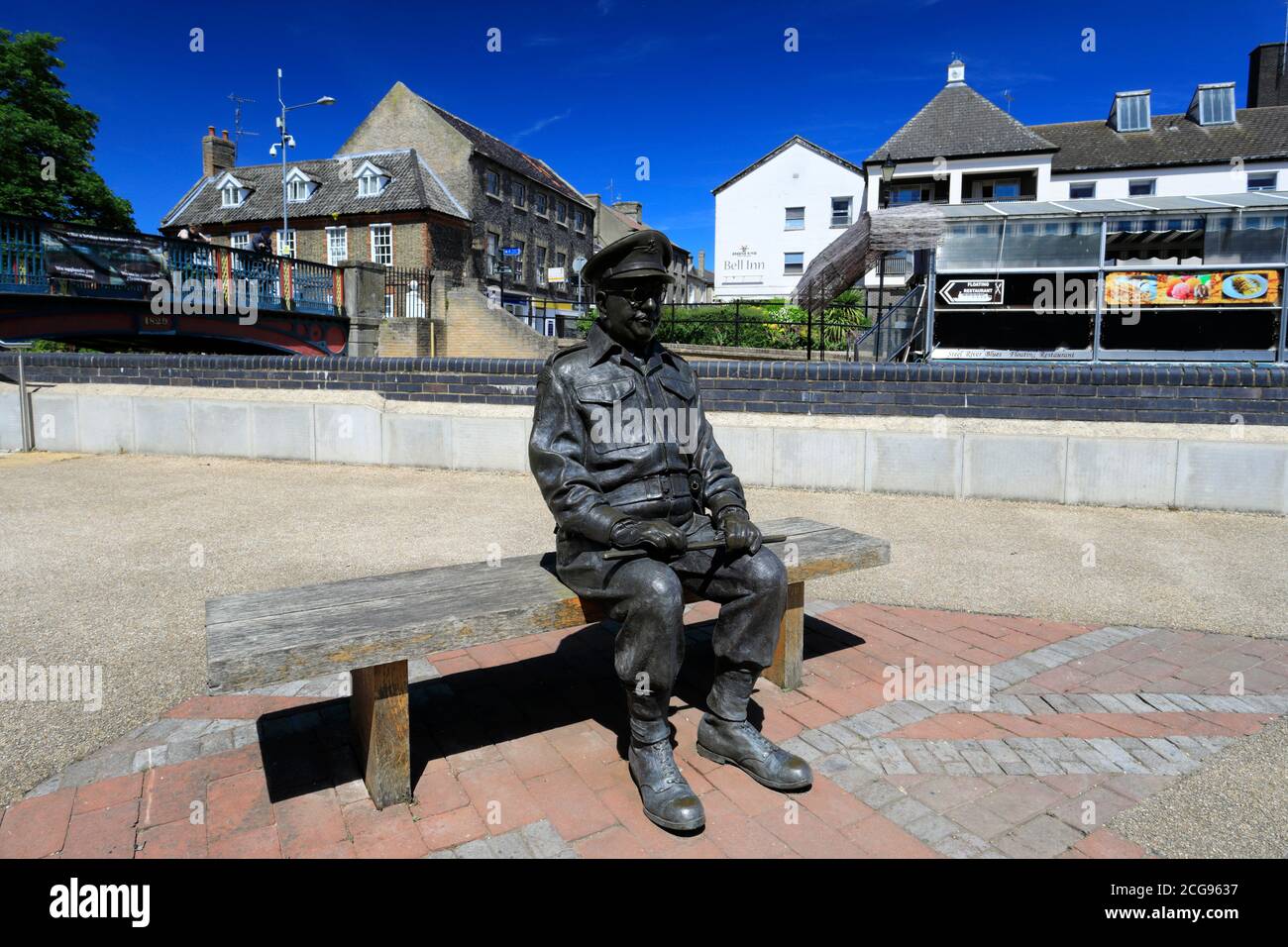 Die Bronzestatue zu Ehren von Captain Mainwaring, gespielt vom Schauspieler Arthur Lowe aus der TV-Comedy-Serie Dad’s Army. Die Serie wurde in Thetf gedreht Stockfoto