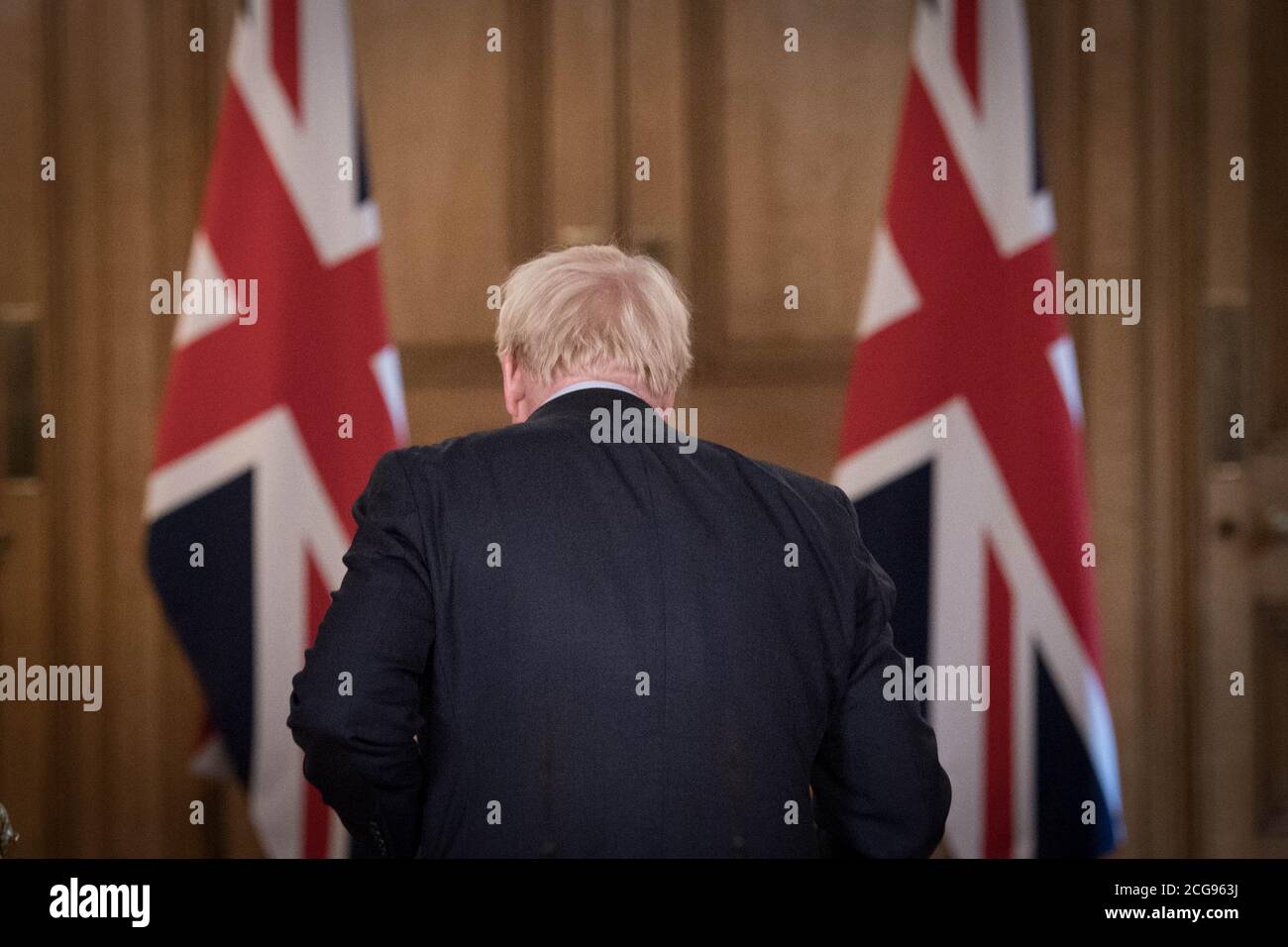 Premierminister Boris Johnson am Ende einer virtuellen Pressekonferenz in Downing Street, London, nach der Ankündigung, dass die gesetzliche Grenze für soziale Zusammenkünfte von 30 auf sechs Personen reduziert werden soll. Die Gesetzesänderung in England wird am Montag in Kraft treten, da die Regierung versucht, den Anstieg der Coronavirus-Fälle einzudämmen. Stockfoto