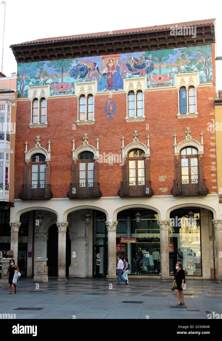 Die keramische Friesfassade des Kollegs von Villandrando in Palencia Kastilien und Leon Spanien in der Calle Mayor Stockfoto