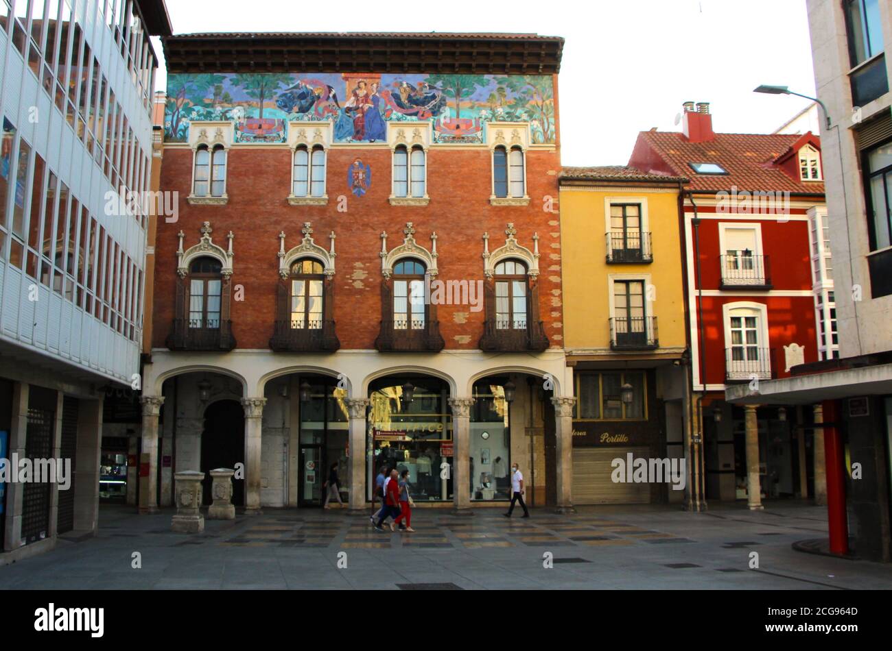 Die keramische Friesfassade des Kollegs von Villandrando in Palencia Kastilien und Leon Spanien in der Calle Mayor Stockfoto