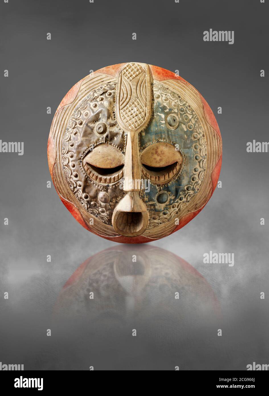 Afrikanische Tribal zeremonielle Gesichtsmaske, traditionelle hölzerne Stammesmaske. Stockfoto