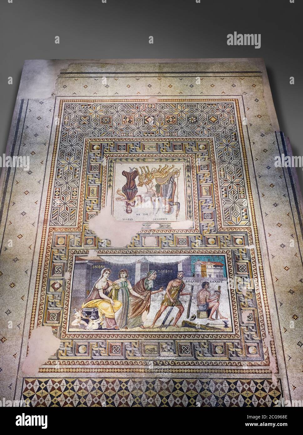 Römische Mosaiken - Mousai Mosaic. Euphrat Villa, Altertümliches Zeugama, 2. - 3. Jahrhundert n. Chr. Zeugma Mosaic Museum, Gaziantep, Türkei. Gegen einen grauen Hintern Stockfoto