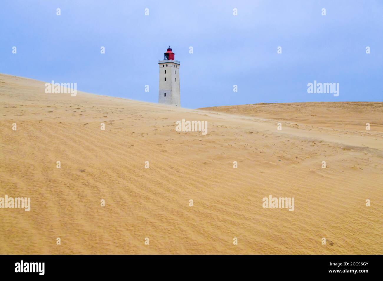 Rubjerg Knude Leuchtturm / Rubjerg Knude Fyr von Sanddünen entlang der Nordseeküste, Jütland Gemeinde Hjørring, Dänemark Stockfoto