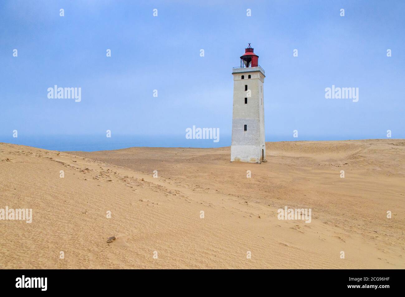 Rubjerg Knude Leuchtturm / Rubjerg Knude Fyr von Sanddünen entlang der Nordseeküste, Jütland Gemeinde Hjørring, Dänemark Stockfoto