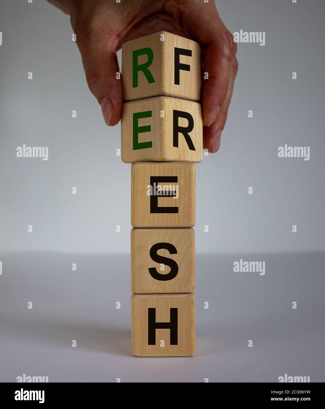 Konzept Wort "frisch" auf Würfel auf einem schönen Holztisch. Männliche Hand. Weißer Hintergrund. Geschäftskonzept. Speicherplatz kopieren. Stockfoto