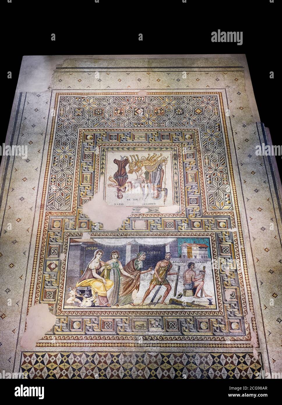 Römische Mosaiken - Mousai Mosaic. Euphrat Villa, Altertümliches Zeugama, 2. - 3. Jahrhundert n. Chr. Zeugma Mosaic Museum, Gaziantep, Türkei. Gegen einen schwarzen Bac Stockfoto