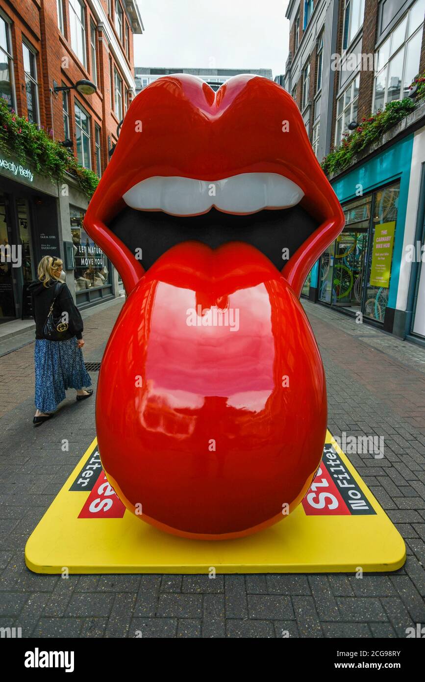 London, Großbritannien. September 2020. Eine riesige rote Zungenskulptur in der Carnaby Street zieht das Auge der Fans an, da der neue RS No.9 Carnaby Store für die Öffentlichkeit in der Nähe geöffnet wird. Das Geschäft wurde als ultimatives Erlebnis für Rolling Stones-Fans konzipiert und erstreckt sich über zwei Etagen, auf denen Rolling Stones Limited Edition-Artikel, Kleidung und Sammlerstücke, viele davon mit dem kultigen roten Zungendesign, angeboten werden. Kredit: Stephen Chung / Alamy Live Nachrichten Stockfoto