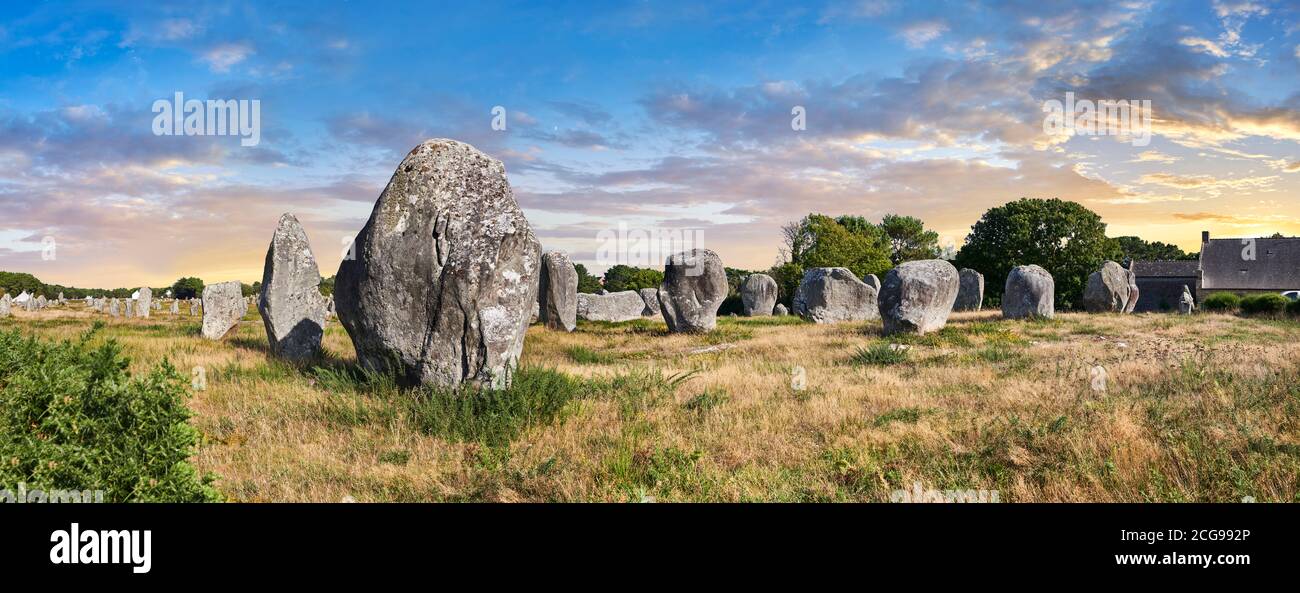 Blick auf die neolithischen Steinmonalithen von Carnac, eine vorkeltische Stätte aus stehenden Steinen, die von 4500 bis 2000 v. Chr. verwendet wurde, ist Carnac als Ort der Mo bekannt Stockfoto